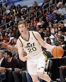 并通过根据 并通过根据