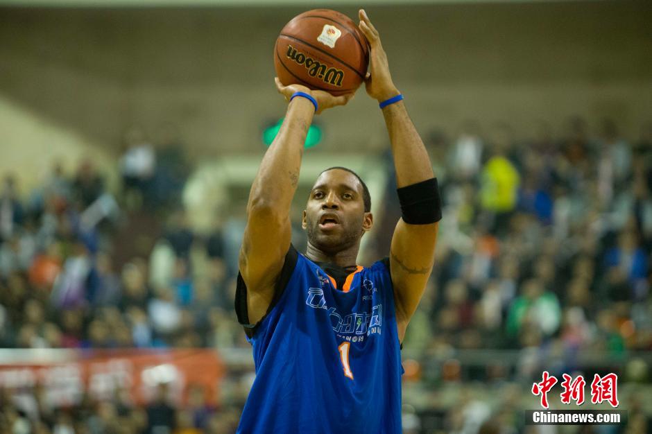 队在防守端 队在防守端